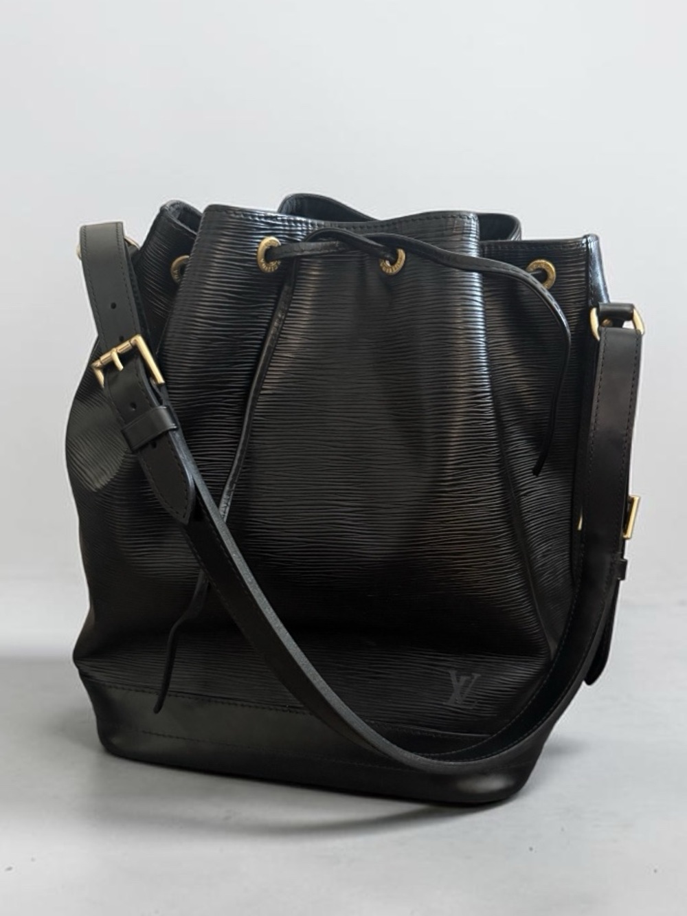 Louis Vuitton Epi Leather Noe GM Bucket Bag Black — Vintage ✨